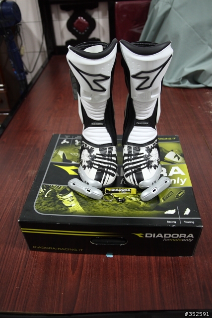 DIADORA 年終特賣會卻挑了不在名單內的XTREME AIR車靴...