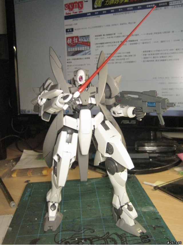 MG GN-X 沒有專業的場景只有破破的電腦桌