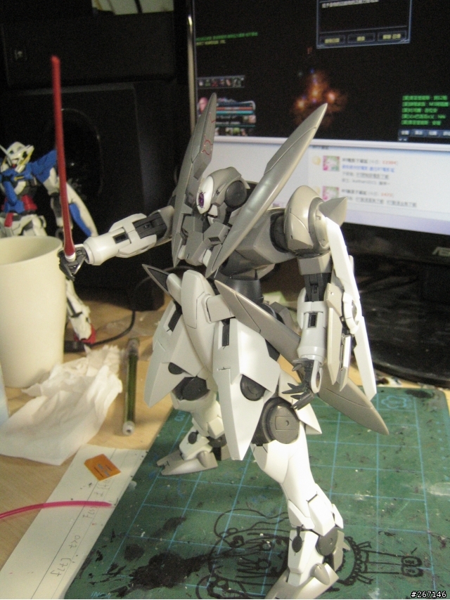 MG GN-X 沒有專業的場景只有破破的電腦桌