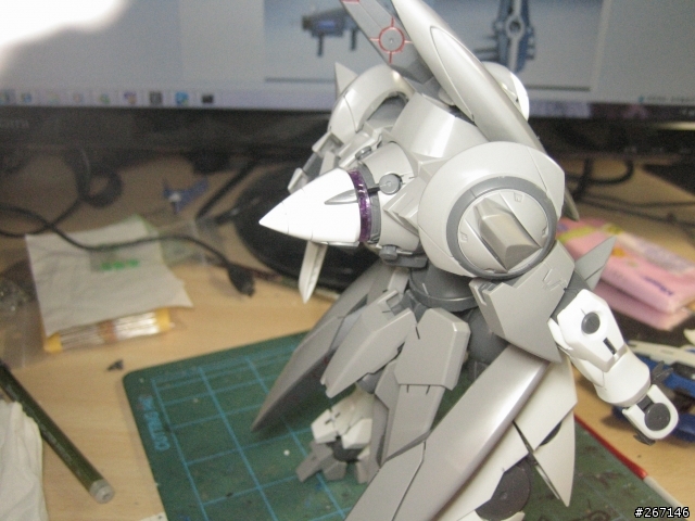 MG GN-X 沒有專業的場景只有破破的電腦桌