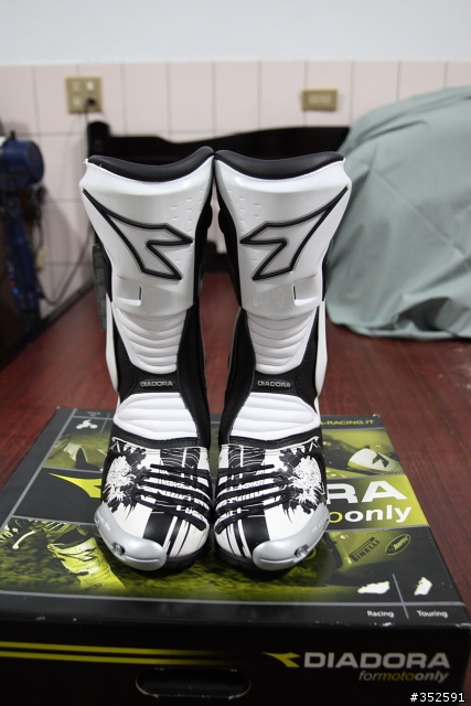 DIADORA 年終特賣會卻挑了不在名單內的XTREME AIR車靴...