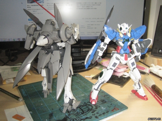 MG GN-X 沒有專業的場景只有破破的電腦桌