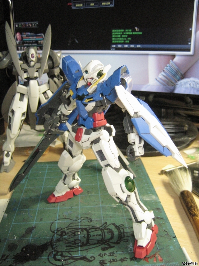 MG GN-X 沒有專業的場景只有破破的電腦桌