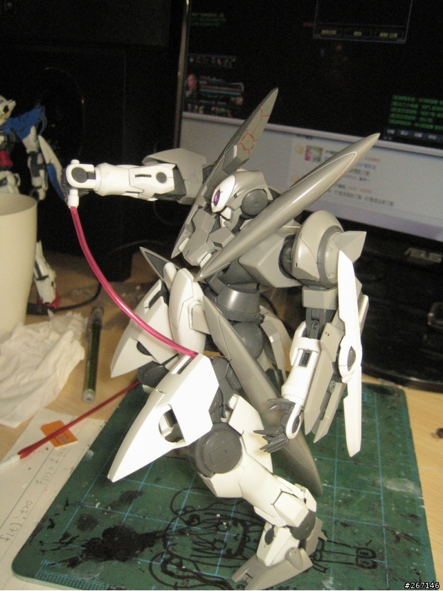 MG GN-X 沒有專業的場景只有破破的電腦桌