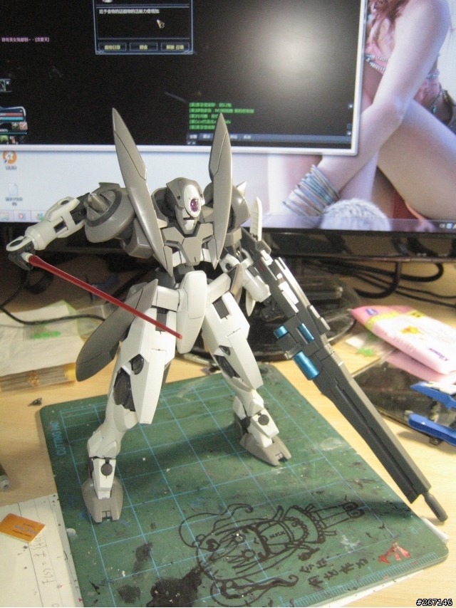MG GN-X 沒有專業的場景只有破破的電腦桌