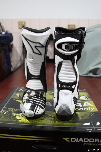 DIADORA 年終特賣會卻挑了不在名單內的XTREME AIR車靴...