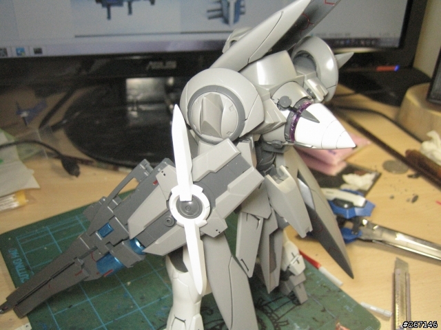 MG GN-X 沒有專業的場景只有破破的電腦桌