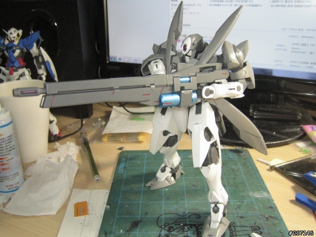 MG GN-X 沒有專業的場景只有破破的電腦桌