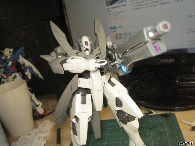 MG GN-X 沒有專業的場景只有破破的電腦桌