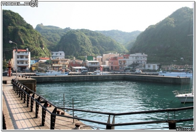 一對老鳥慢慢飛越九份城