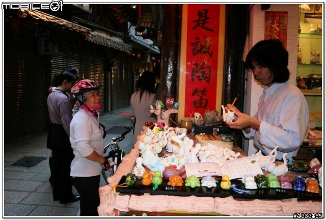 一對老鳥慢慢飛越九份城