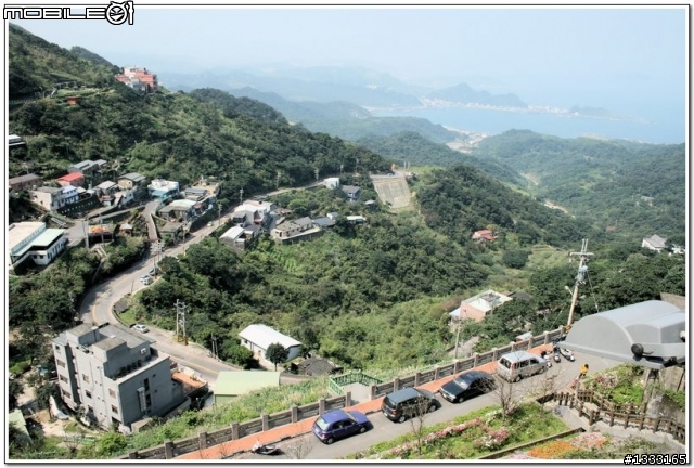 一對老鳥慢慢飛越九份城