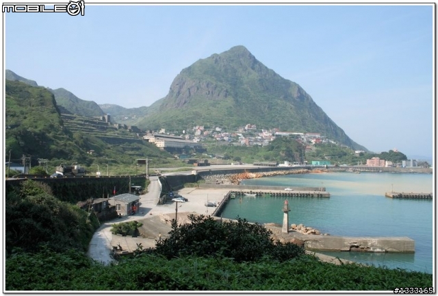 一對老鳥慢慢飛越九份城