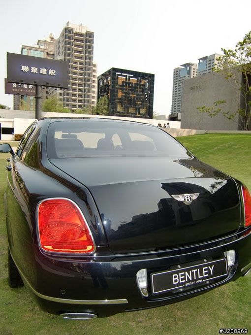 Aston Martin V12 Vanquish,BENTLEY Continental GTC Series 51,Maserati,圖多慎入