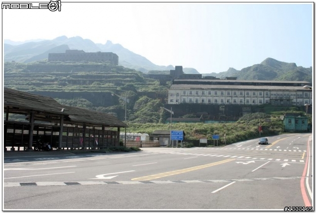 一對老鳥慢慢飛越九份城