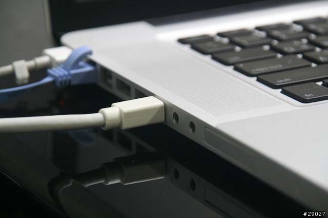 【簡單評測】VGA/DVI/HDMI/DisplayPort電腦顯示接頭大亂鬥~