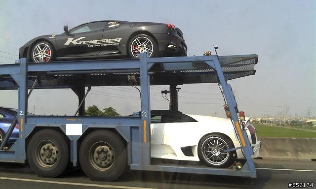 這位司機的壓力應該很大(巧遇超跑團名車)
