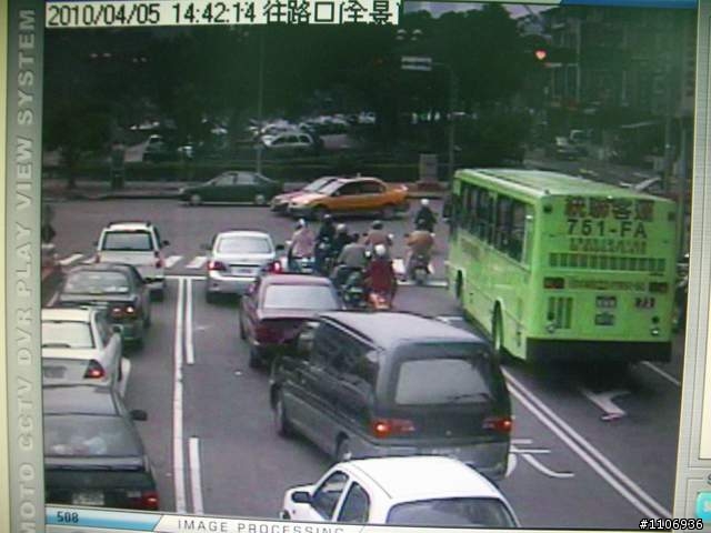 天呀! 車子被計程車撞上 (04/13 更新)