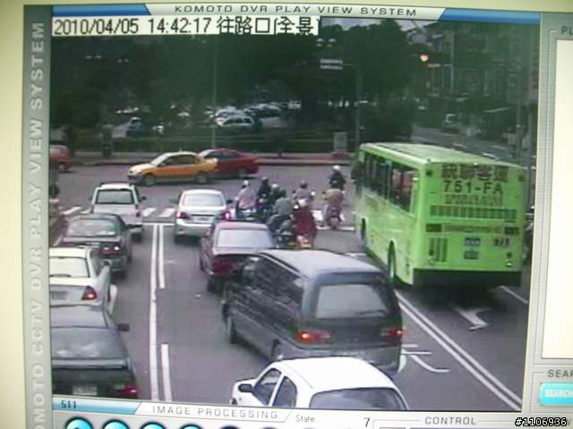 天呀! 車子被計程車撞上 (04/13 更新)