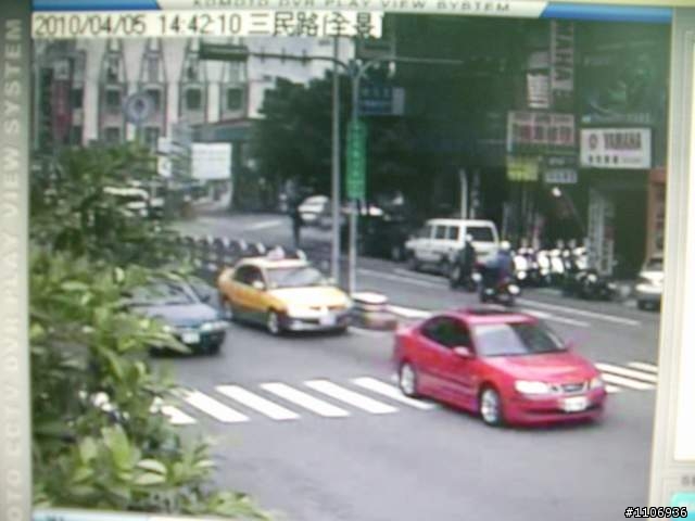 天呀! 車子被計程車撞上 (04/13 更新)