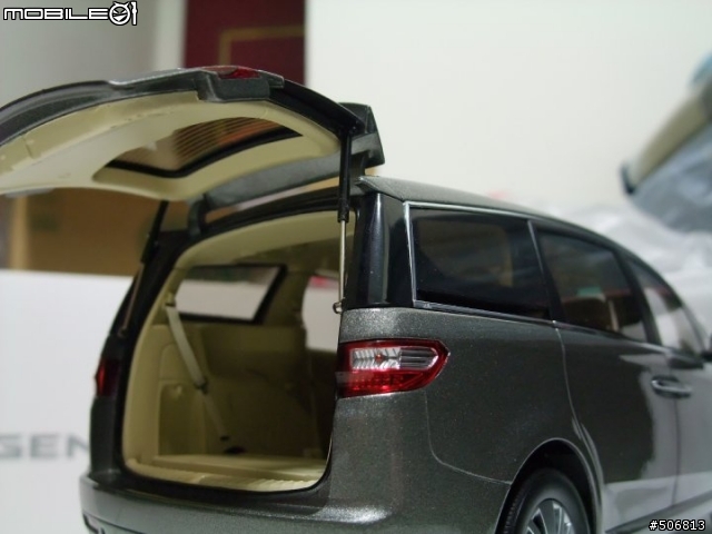 Luxgen 1:18模型車
