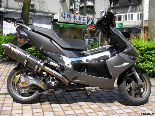 G-MAX 200小改分享第八發!! E46遠近魚眼+CNC後卡鉗+GIVI E450+內裝烤漆碳纖化