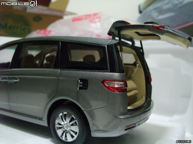 Luxgen 1:18模型車
