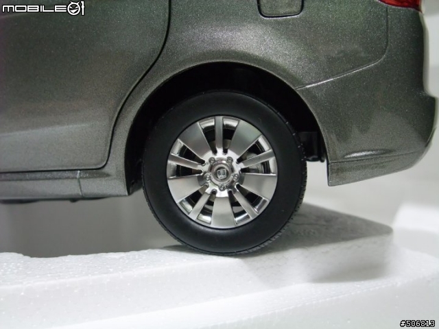 Luxgen 1:18模型車