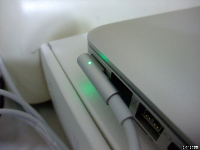 我的生日禮物 APPLE MacBook Pro 13到手嚕~