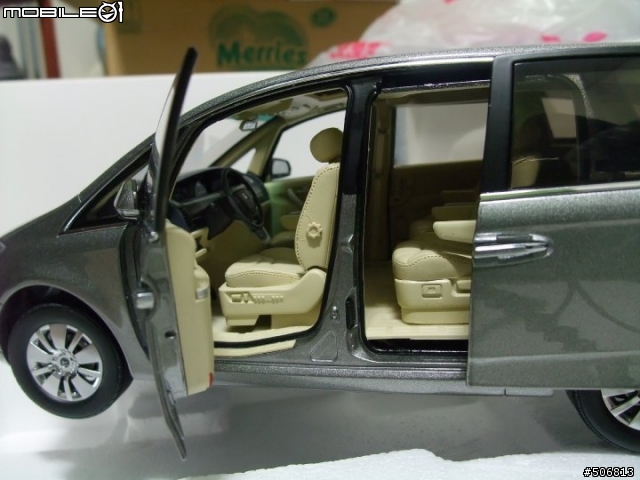 Luxgen 1:18模型車