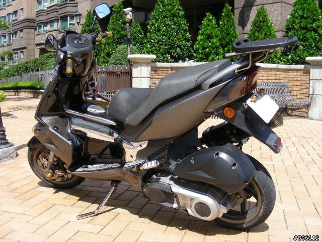 G-MAX 200小改分享第八發!! E46遠近魚眼+CNC後卡鉗+GIVI E450+內裝烤漆碳纖化