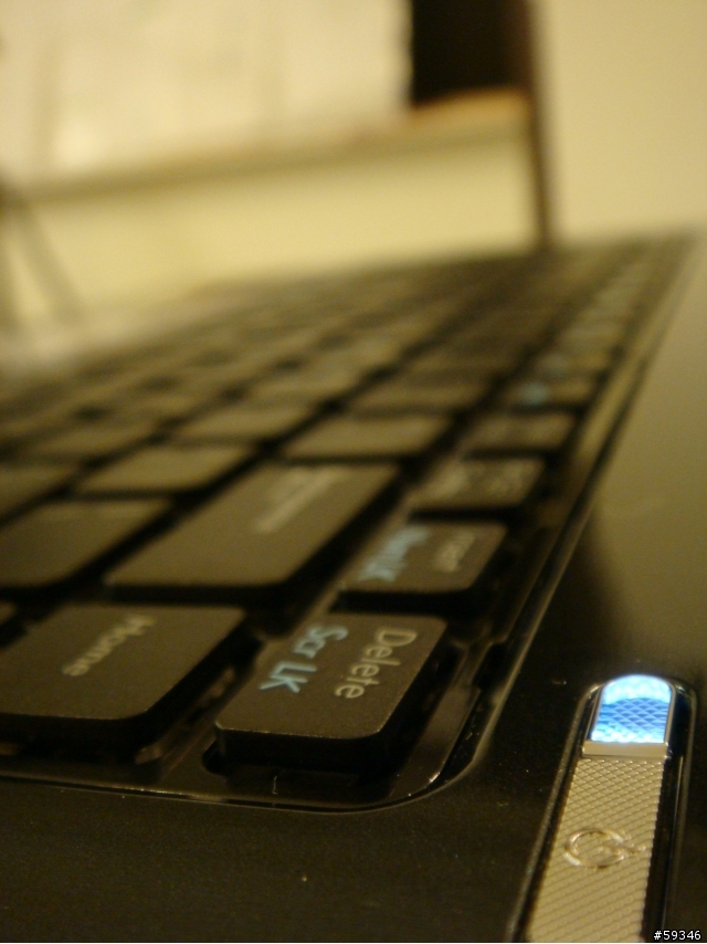 (開箱)ASUS A42JV Core i5-520 + Nv GT335M 1G ~就是要這兩張貼紙