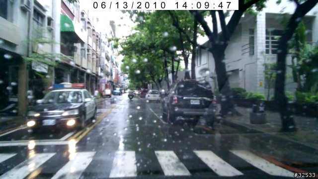 執法人員都不遵守汽車燈光使用,難怪一堆駕駛開霧燈不開頭燈,市區也開後霧燈