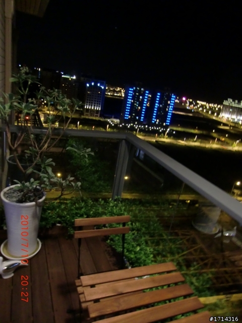 耗了近大半年.本來裝修簽約2月.到最後6月才交屋.之中所謂的"蔡設計師"協助我到現場監工.也一拖再拖.一延再延
