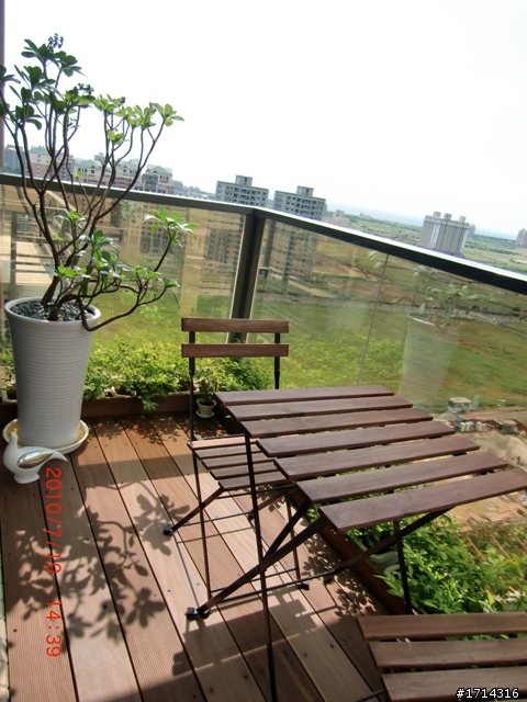 耗了近大半年.本來裝修簽約2月.到最後6月才交屋.之中所謂的"蔡設計師"協助我到現場監工.也一拖再拖.一延再延