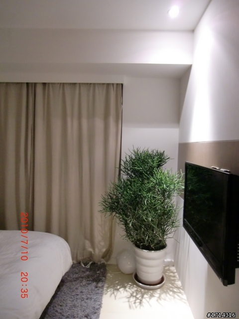 耗了近大半年.本來裝修簽約2月.到最後6月才交屋.之中所謂的"蔡設計師"協助我到現場監工.也一拖再拖.一延再延