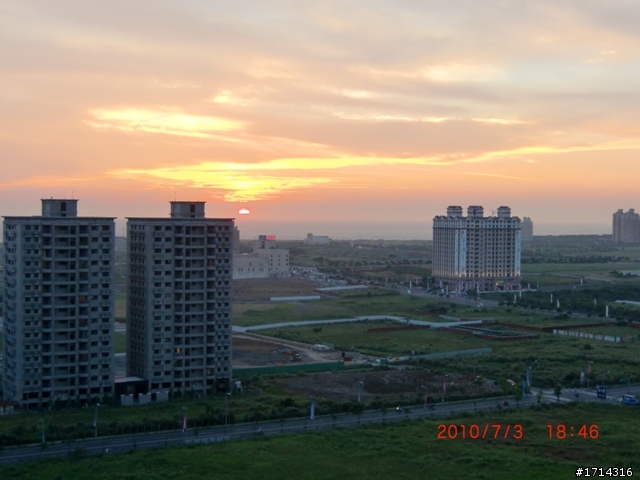 耗了近大半年.本來裝修簽約2月.到最後6月才交屋.之中所謂的"蔡設計師"協助我到現場監工.也一拖再拖.一延再延