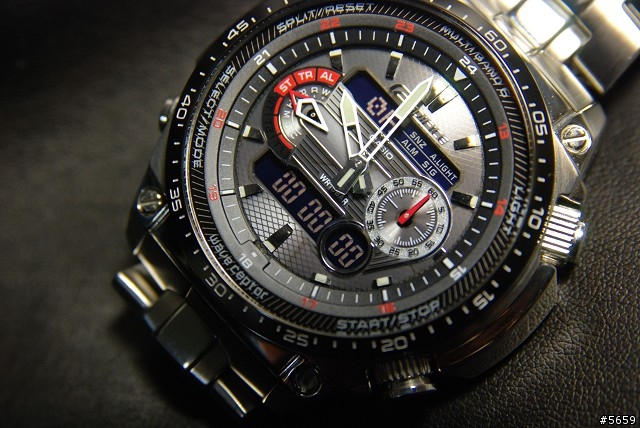 Casio 首款雙顯六局電波 EDIFICE ECW-M300DB 開箱