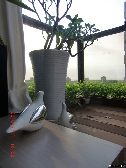 耗了近大半年.本來裝修簽約2月.到最後6月才交屋.之中所謂的"蔡設計師"協助我到現場監工.也一拖再拖.一延再延