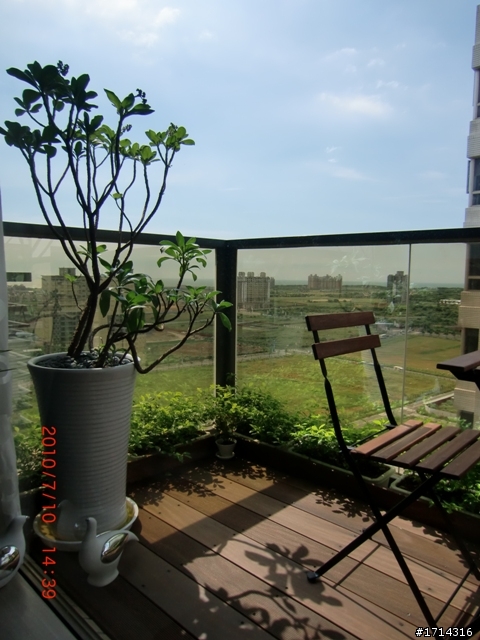 耗了近大半年.本來裝修簽約2月.到最後6月才交屋.之中所謂的"蔡設計師"協助我到現場監工.也一拖再拖.一延再延