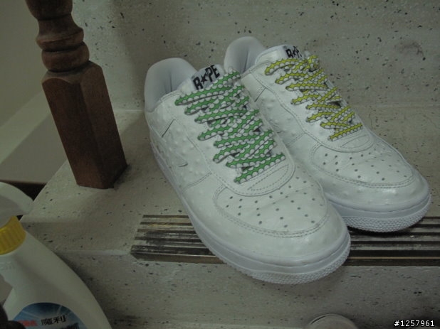BAPE過季鞋的新裝扮 KAWS加持