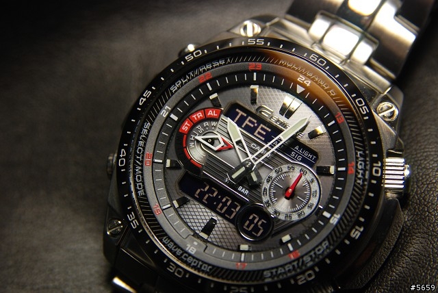 Casio 首款雙顯六局電波 EDIFICE ECW-M300DB 開箱