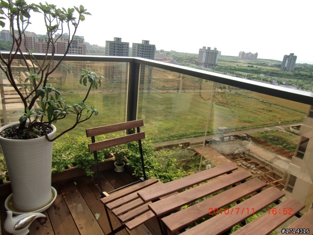 耗了近大半年.本來裝修簽約2月.到最後6月才交屋.之中所謂的"蔡設計師"協助我到現場監工.也一拖再拖.一延再延
