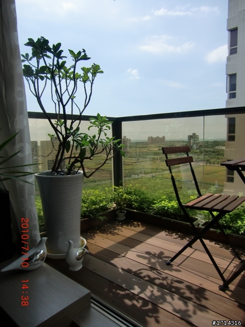 耗了近大半年.本來裝修簽約2月.到最後6月才交屋.之中所謂的"蔡設計師"協助我到現場監工.也一拖再拖.一延再延