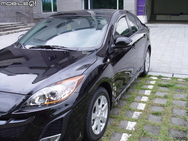 NEW MAZDA 3 四門2.0黑色款式之開箱文!!(有車圖)但無美女@@!
