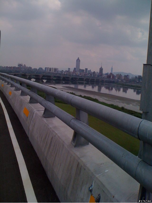 新北大橋機車道試騎...