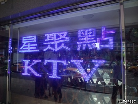 昨天下午東區好多台Bluebird計程車