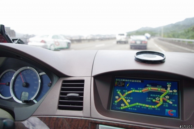 【車機分享】飛來訊車內電視LT101 會報路況、播數位行動電視的兔子