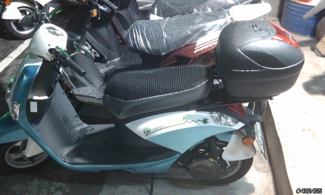 e-moving 的專用行李廂配備(跟機車店老闆借拍)--更新