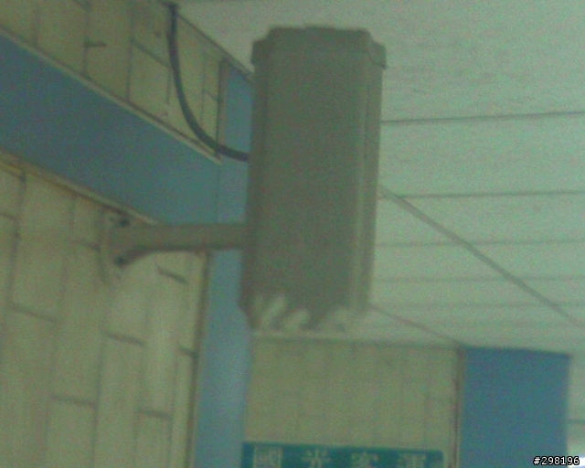 今天...台中火車站地下道....它.....垂下來了 QQ